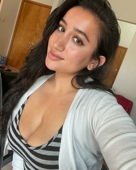 Nikki Geeks スター ヌード 画像