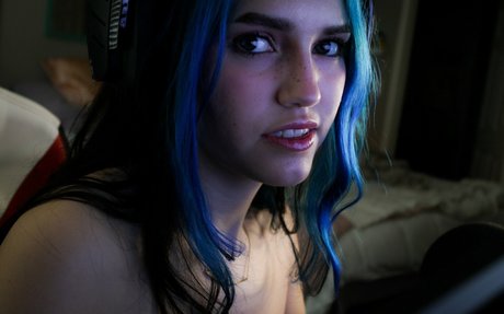 QT Lux ポルノスター 独占 写真