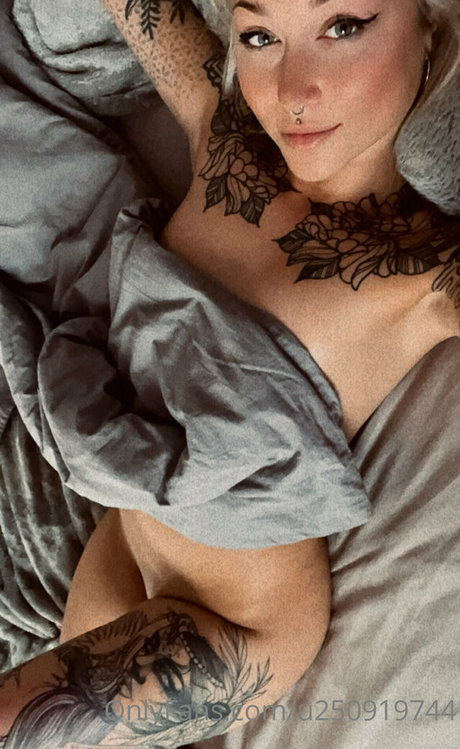 sarahmeeeow セクシーなポルノスター 写真