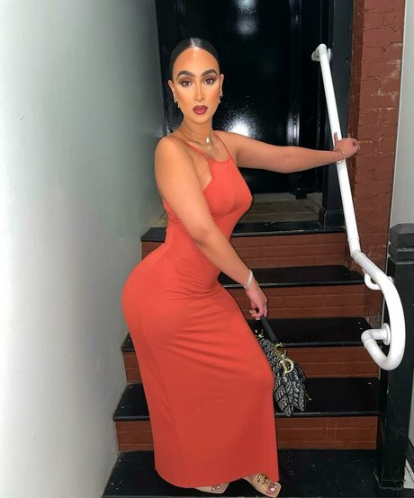 Omaima Benamre 裸の女優 写真