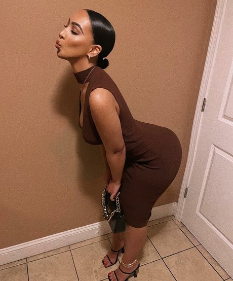 Omaima Benamre セクシーなポルノスター 写真