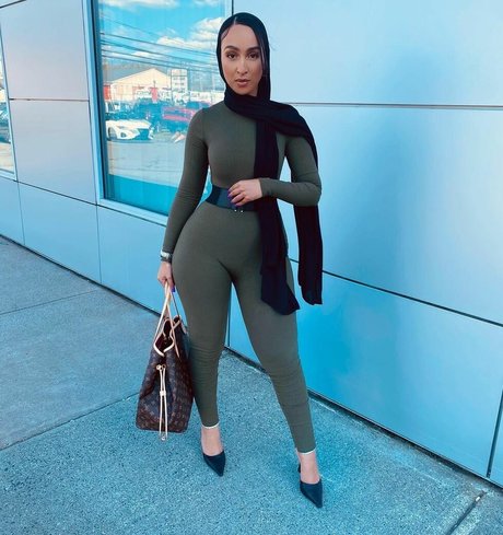 Omaima Benamre ホットなポルノスター 写真
