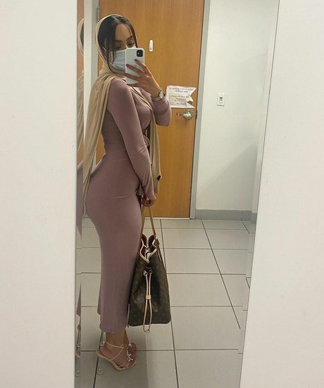 Omaima Benamre セクシーモデル 写真