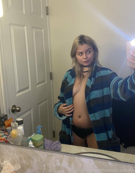 freebaddieebabe 美しいモデル 写真