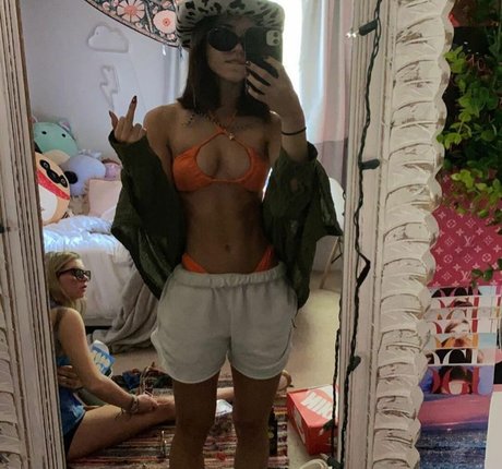 Julia Katelyn Ernst 完璧な女優 写真