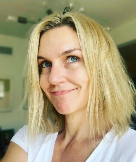 Rhea Seehorn ヌードモデル 画像