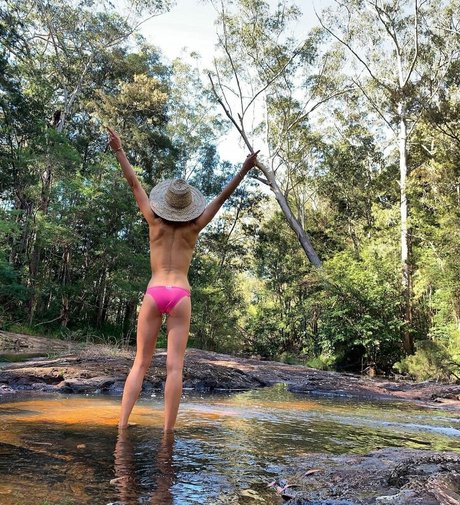 Isabelle Cornish 独占スター アーカイブ
