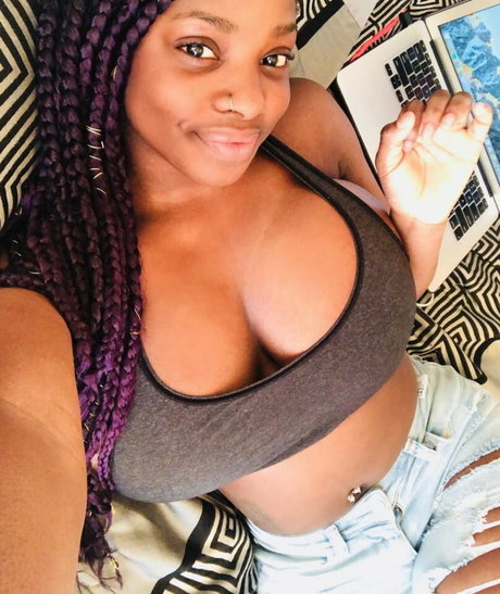 Itstaviaa アダルトモデル 画像