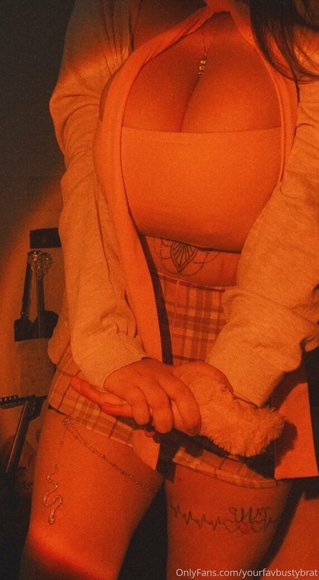 yourfavbustybrat セックスモデル 写真