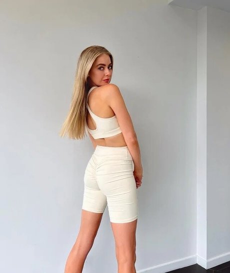 April Rose Pengilly 無料女優 写真