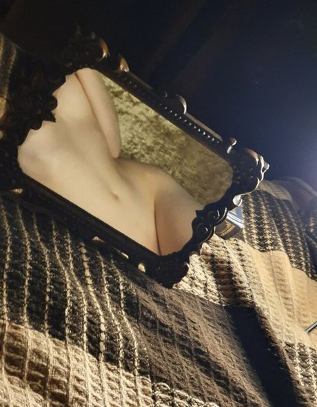 Isobel s Adventures エロティックモデル 写真