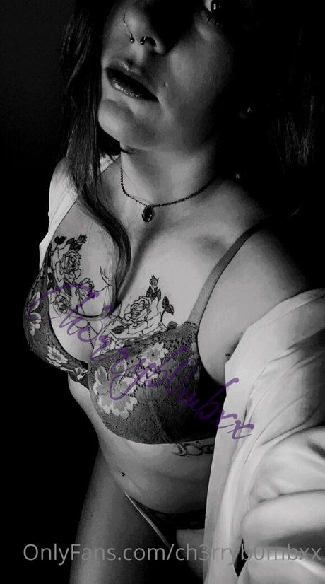 ch3rryb0mbxx 最高のポルノスター 写真