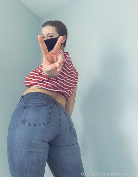mustbecoralee ポルノ女優 写真