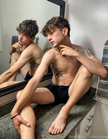 chrisoflyng top profile image