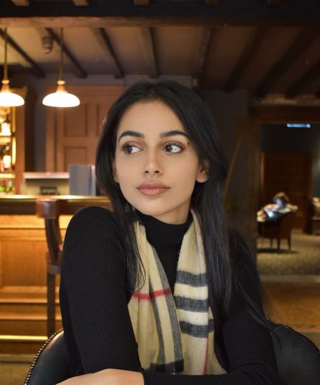 Banita Sandhu 完璧なスター 写真