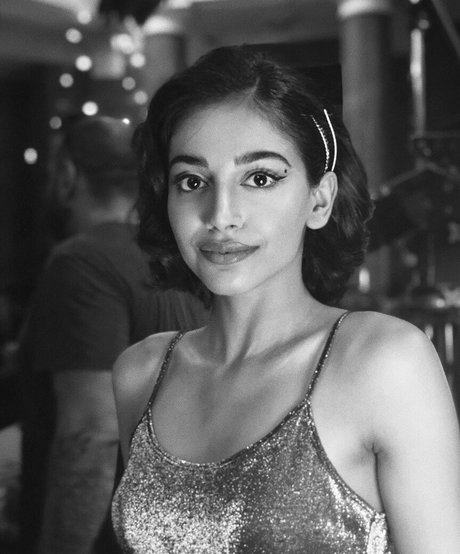 Banita Sandhu 完璧なスター 写真