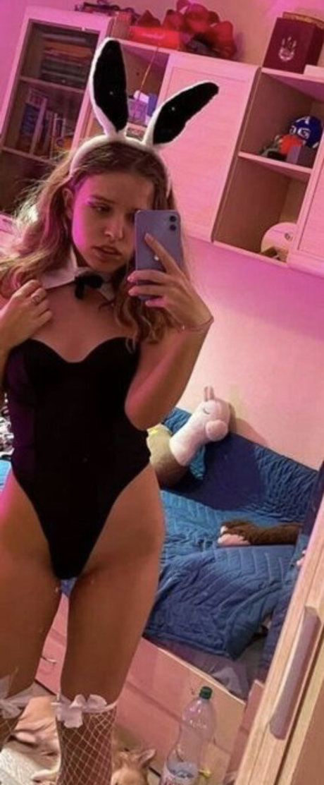 curly decency ホット女優 写真