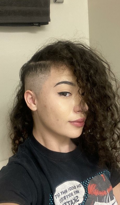 Curly Exotic ポルノスター 高品質 画像