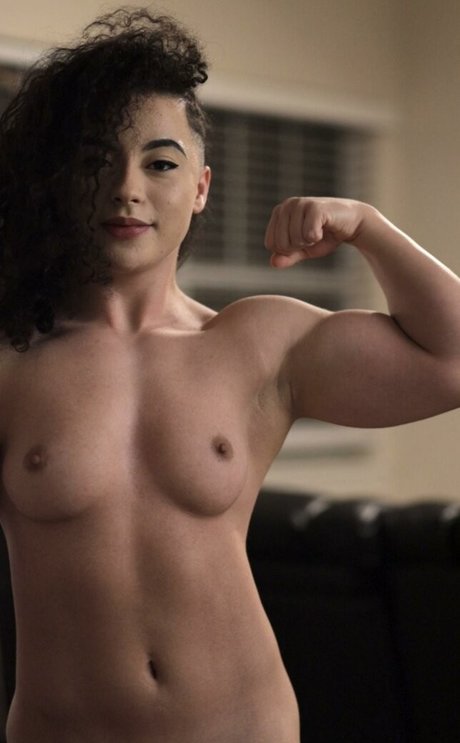 Curly Exotic xxxポルノスター 写真