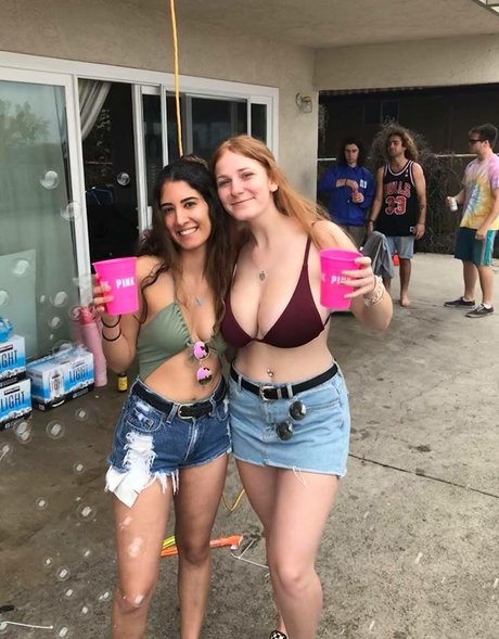 金髪カウガールオンリーファンズ セクシー裸 写真