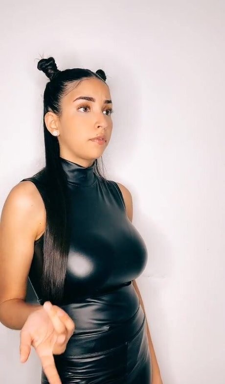 Chirine Sabaiti 裸のスター 写真