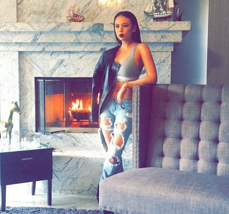 Janel Parrish トップポルノスター 写真
