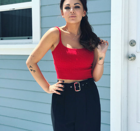 Janel Parrish ポルノモデル 画像