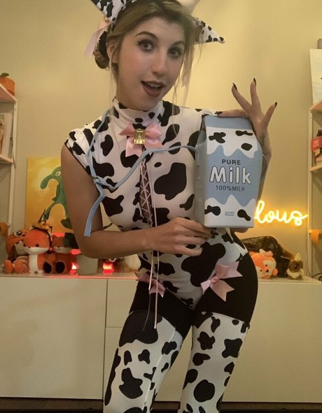 ASMR FrivolousFox アートモデル 写真