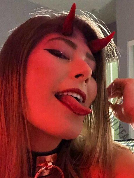 Stella Skye アートモデル 写真
