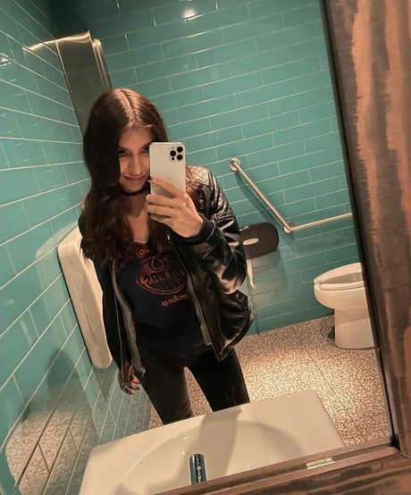 ChloeNight ポルノスター パーフェクト 写真