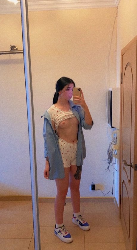 Kaitykush ポルノモデル 写真