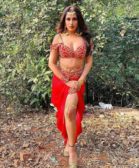 Surbhi Chandna 美しいスター ギャラリー