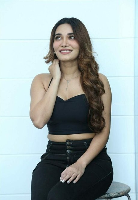 Jenifer Emmanuel 完璧なスター 写真