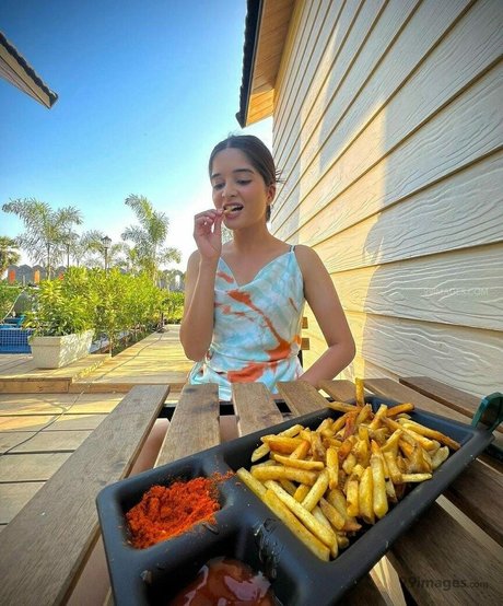 Bhavika Sharma エロティックなスター 写真