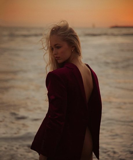 Julia Tychoniewicz ポルノスター ホット 画像
