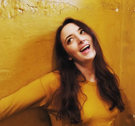 Fern Brady 美しいスター 写真