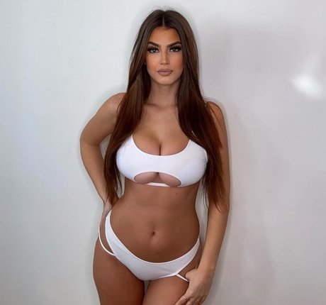 Gena Rexhapi ヌードスター 写真