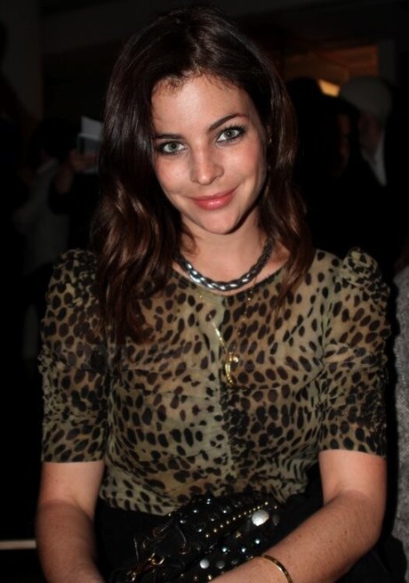 Julia Restoin Roitfeld アート女優 写真