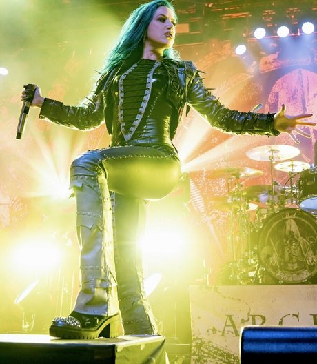 WomenMetal スター ヌード 画像