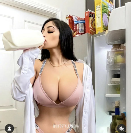 Dr Megha Mukherjee ポルノスター 独占 写真