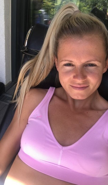 Julia Simic トップスター 写真