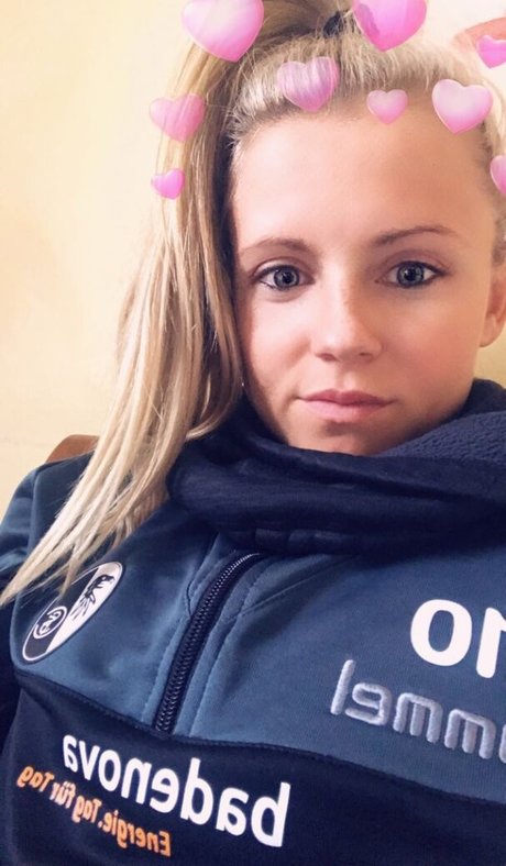 Julia Simic トップスター 画像
