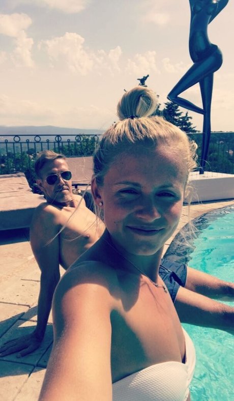 Julia Simic アート女優 写真