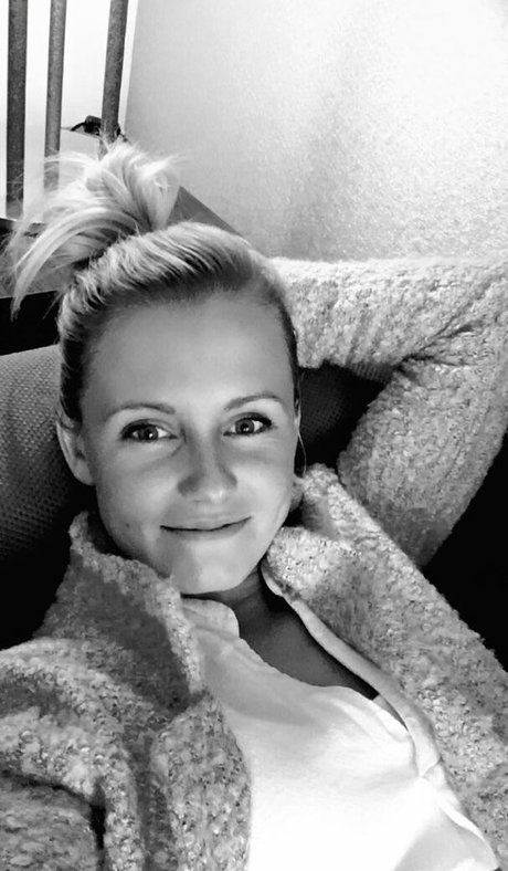 Julia Simic アートモデル アーカイブ