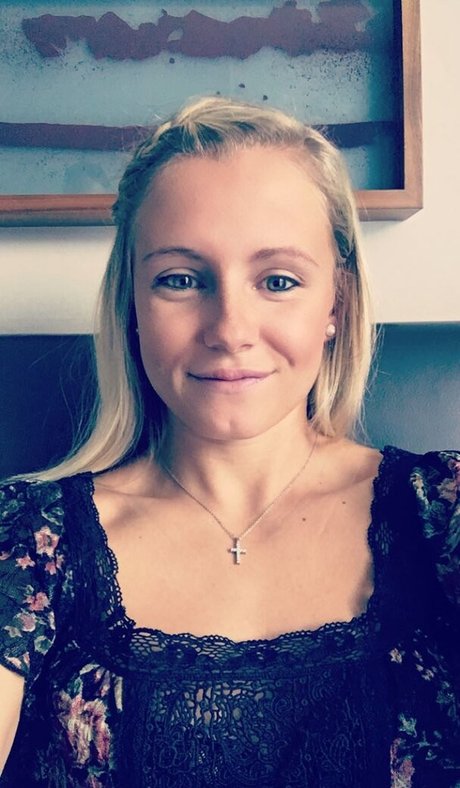 Julia Simic 裸のモデル 画像
