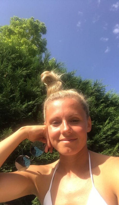 Julia Simic 完璧な女優 写真