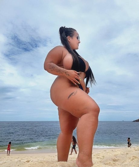Adriane Esteves 裸のポルノスター 画像