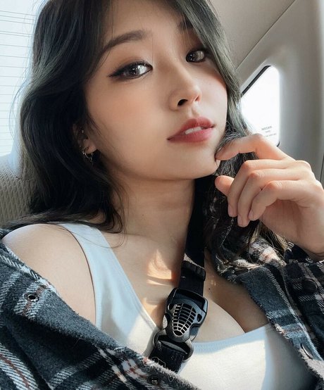 YoonHyoonAikuros top profile image
