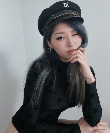 YoonHyoonAikuros セクシーなポルノスター 写真