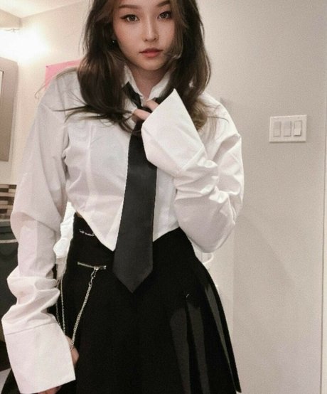 YoonHyoonAikuros かわいいポルノスター 写真